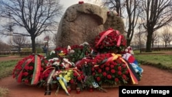 Соловецкий камень на Троицой площади в Петербурге