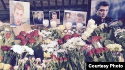 Цветы и свечи участников акции в Лондоне