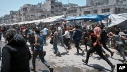 Palestinci bježe nakon izraelskog napada u gradu Gazi, 1. juni 2025.