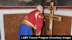 Fotografija sa krštenja trans momka Vuka Adžića, koji kaže da je veoma zahvalan mitropolitu Amfilohiju za blagoslov koji mu je omogućio da bude kršten