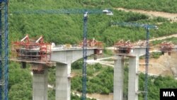 Dug je nastao zbog finansijskih kredita kineskih banaka za izgradnju hidroelektrane Kozjak i autoputeva Miladinovci - Štip i Kičevo - Ohrid, pokazuju podaci "Estime". Fotografija: Gradnja autoputa Kičevo-Ohrid 2021. godine