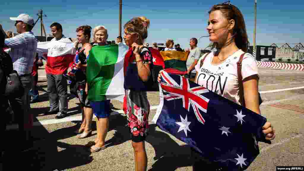 Флаги ряда стран, в которых проходила акция «Объединенные флагом». Их передадут Меджлису крымскотатарского народа