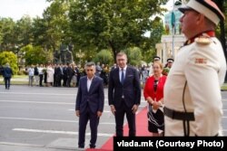 Премиерот Христијан Мицкоски пред споменикот на претседателот на Крушевската Република Никола Карев пред Собранието, Илинден, 2 Август 2025