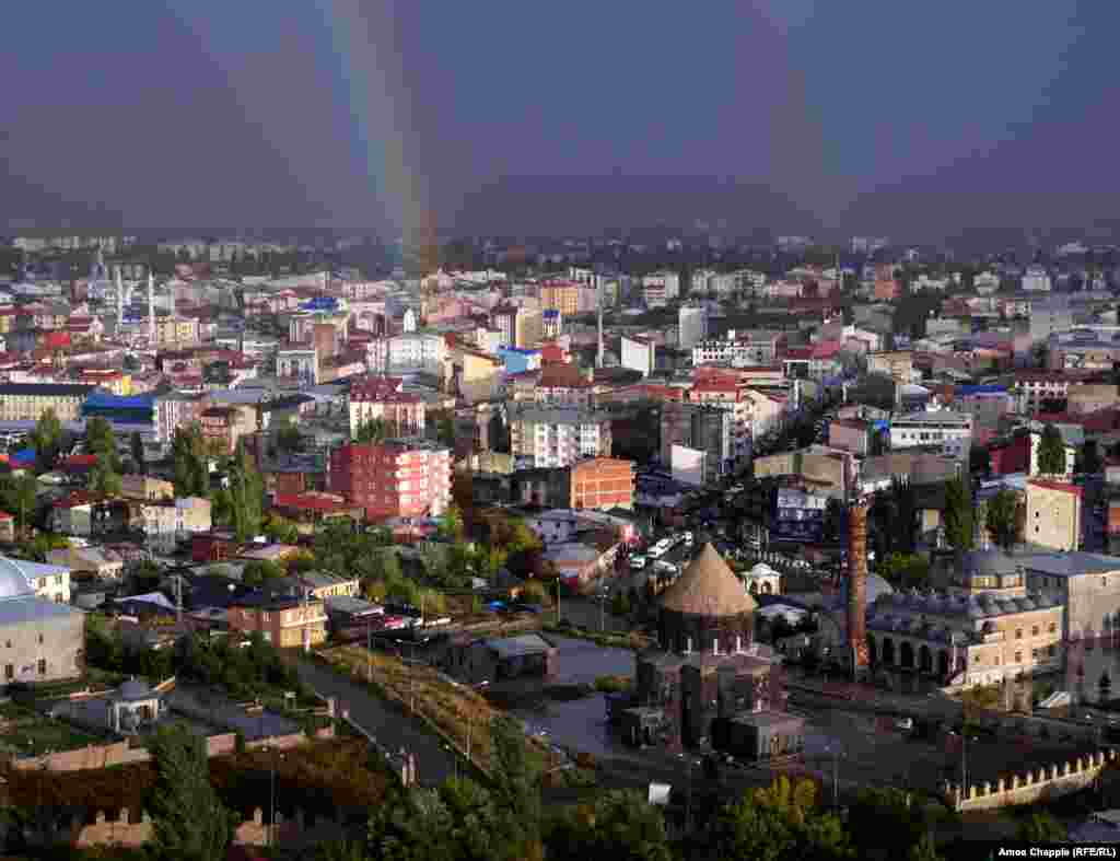 Katedrala u Karsu (dole desno) bila je stecište obožavanja i okupljanja Jermena do 1915. godine. U džamiju je pretvorena 1993. godine. &nbsp;