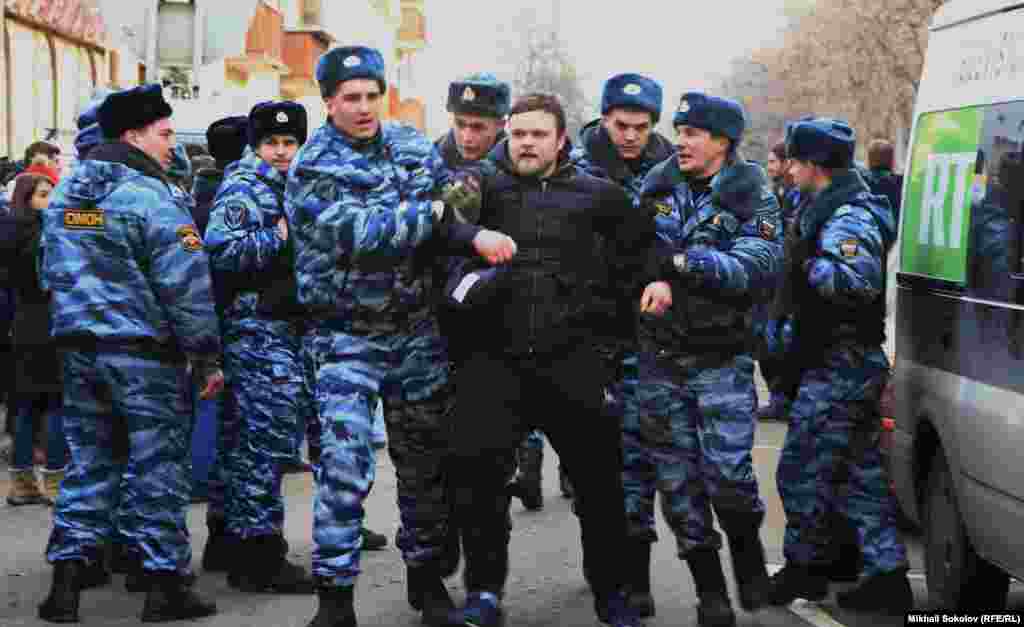 ОМОН вяжет "бунтовщика"