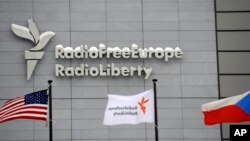 Sediul RFE/RL se află la Praga, capitala Cehiei. 