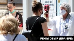 Testiranje na korona virus ispred bolnice u Sarajevu jula 2020.