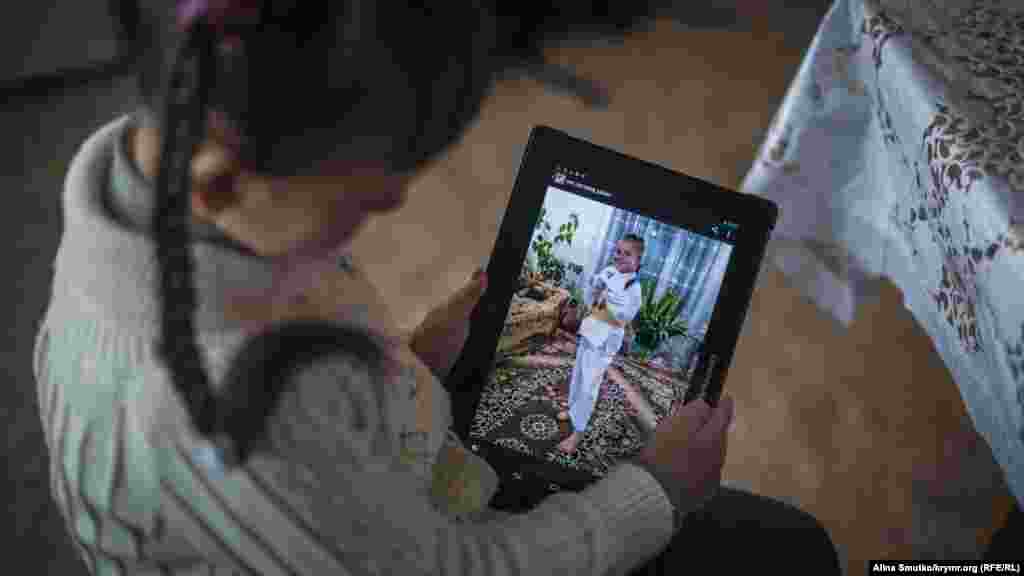 Девочка показывает свои снимки, сделаннные на занятиях борьбой. Сейчас она ходит в тот же кружок, что и отец когда-то, занимается с тем же тренером. Бабушка говорит, что Эльвина очень похожа на  отца: такая же активная и веселая