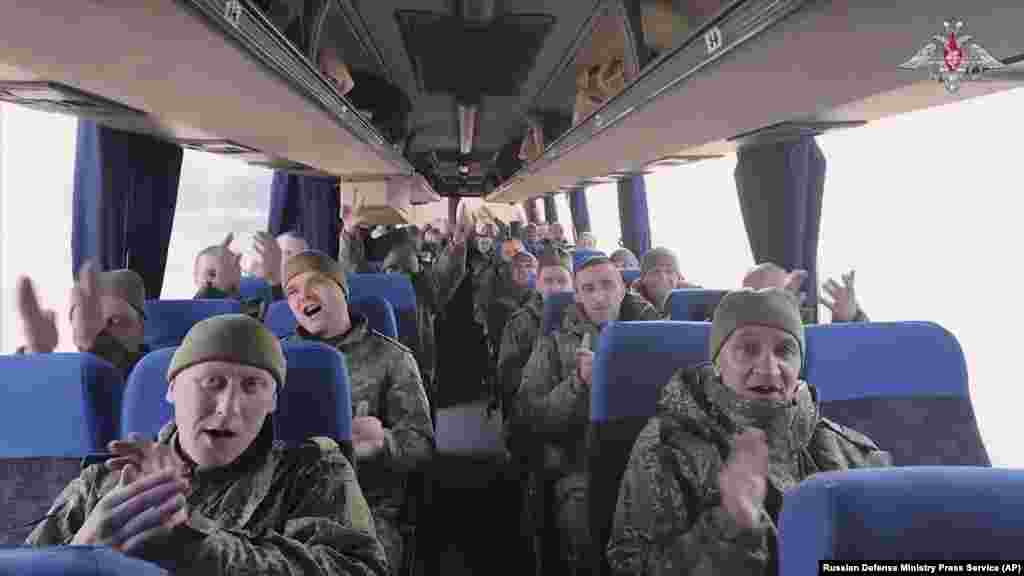 Grupa ruskih vojnika pošto ih je Ukrajina oslobodila 19. marta.