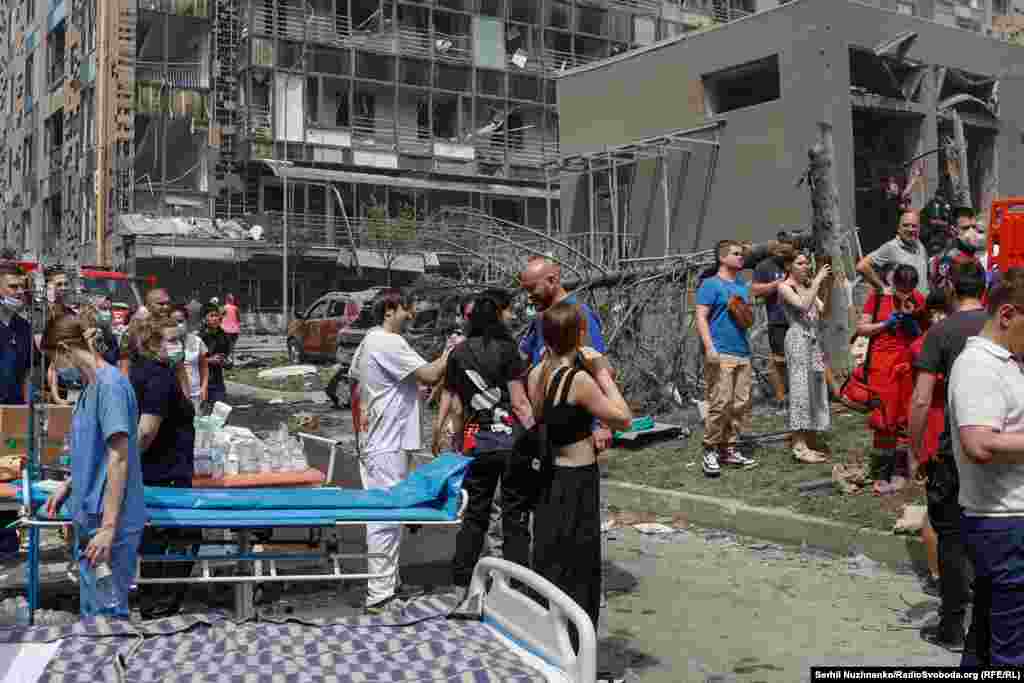 Bolnički kreveti postavljeni izvan bolnice nakon raketnog napada.Nakon skoro godinu dana kašnjenja, firma kojoj je dodijeljen ugovor za obnovu procjenjuje da će radovi biti završeni do kraja 2025. godine.