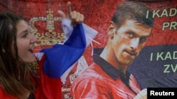 Navijači srpskog tenisera Novaka Đokovića ispred hotela Park imigracionog centra u Melburnu u Australiji gde je Đoković boravio. 7. januar 2022.