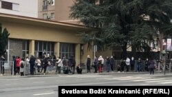 Redovi ispred COVID-19 ambulante u beogradskom naselju Voždovac, 5. januar 2022.