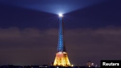 საილუსტრაციო ფოტო: ეიფელის კოშკი უკრაინის სახელმწიფოს დროშის ფერებში 