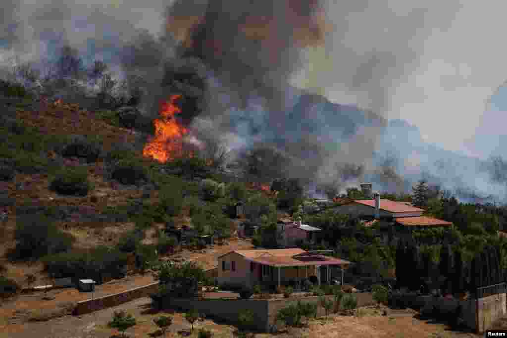 Görögországban a szélsőséges időjárás miatt ismét fokozott tűzriadó van érvényben. Csütörtökön Athéntól délre nagy erdőtűz ütött ki, ami az erős szél miatt gyorsan továbbterjedt és a közeli házak is leégtek. A görög hatóságok 130 tűzoltót, 12 repülőgépet és 12 helikoptert vetettek be a lángok elleni küzdelemre, a rendőrség pedig 40 embert evakuált