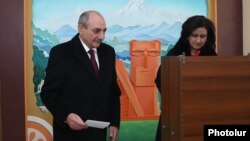 Бако Саакян, який називає себе «президентом Нагірного Карабаху», голосує щодо розширення своїх «повноважень», Ханкенді (Степанакерт), 20 лютого 2017 року