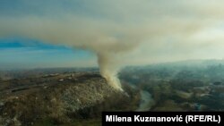 Dan nakon što je se razbuktao, požar na nesanitarnoj deponiji u Valjevu još nije lokalizovan, 9. januar 2025.
