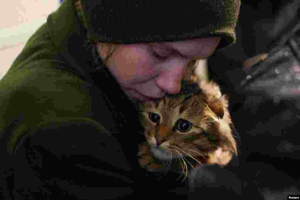 Ukrajinka evakuisana iz grada Kostjantinjivke na istočnoj liniji fronta i njena mačka u tranzitnom centru u Pavlogradu, 31. marta.