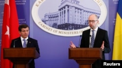 Ахмет Давутоглу и Арсений Яценюк на встрече с журналистами в Киеве