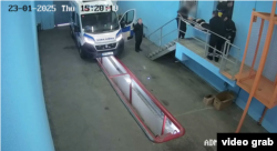 სასწრაფო სამედიცინო დახმარების მანქანა ციხის შიდა ტერიტორიაზე უცდის პატიმარს, რომელიც საკაცით მოჰყავთ.