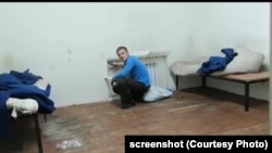 Иван Вшивков в камере отделения полиции