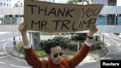 "Hvala vam gospodine Trump", poruka na transparentu demonstranta, Hong Kong