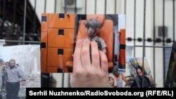 Активісти «засіяли» посольство Росії у Києві cотнями фотографій постраждалих в Алеппо