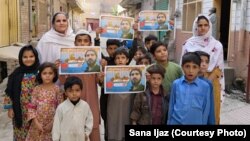 ثنا اعجاز (کیڼې خوا ته) او وړانګه لوڼۍ په بنو کې د جلسې کیمپېن پر مهال