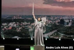 "კიევის დედად" გადაცმული მსახიობი აფასებს ქვეყნის დეკომუნიზაციის პოლიტიკას.