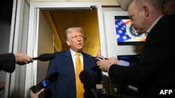 დონალდ ტრამპი ელაპარაკება ჟურნალისტებს პალმ ბიჩიდან მაიამის მიმართულების ფრენისას, 12 აპრილი, 2025 წელი