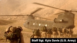 U.S. troops approach a Chinook helicopter near Kandahar. (file photo).