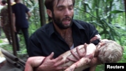 Беслан, Гьужумалъул заманаялда гьитIинаб лъимер хвасар гьабулев чи. 3 сентябрь 2004 сон.