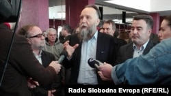 Олександр Дугін (в центрі)