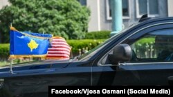 Flamuri kosovar përkrah atij amerikan në një veturë në Uashington, SHBA, korrik 2025.