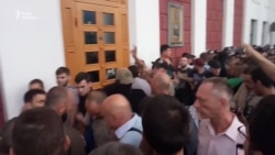 Одесити протестують під мерією після трагедії в таборі «Вікторія» (відео) Одесити протестують під мерією після трагедії в таборі «Вікторія» (відео)