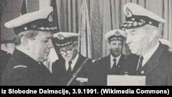 Admiral Vladimir Barović (lijevo) prima od viceadmirala Vjekoslava Čulića (desno) plaketu JNA 2.9.1989. godine na svečanosti u Vojnoj luci Lora
