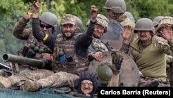 Українські військовослужбовці на дорозі Костянтинівка – Бахмут, Донеччина, 28 травня 2022 року 