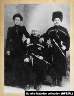 ზის სამუელ ჩავლეიშვილი. დგანან - მისი შვილი სამსონ ჩავლეიშვილი და სამსონის მეუღლე პელაგია მგელაძე