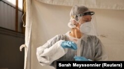 Jedan od zdravstvenih radnika u Francuskoj tokom prikupljanja uzoraka za testiranje na korona virus u Parizu, februar 2021. godine