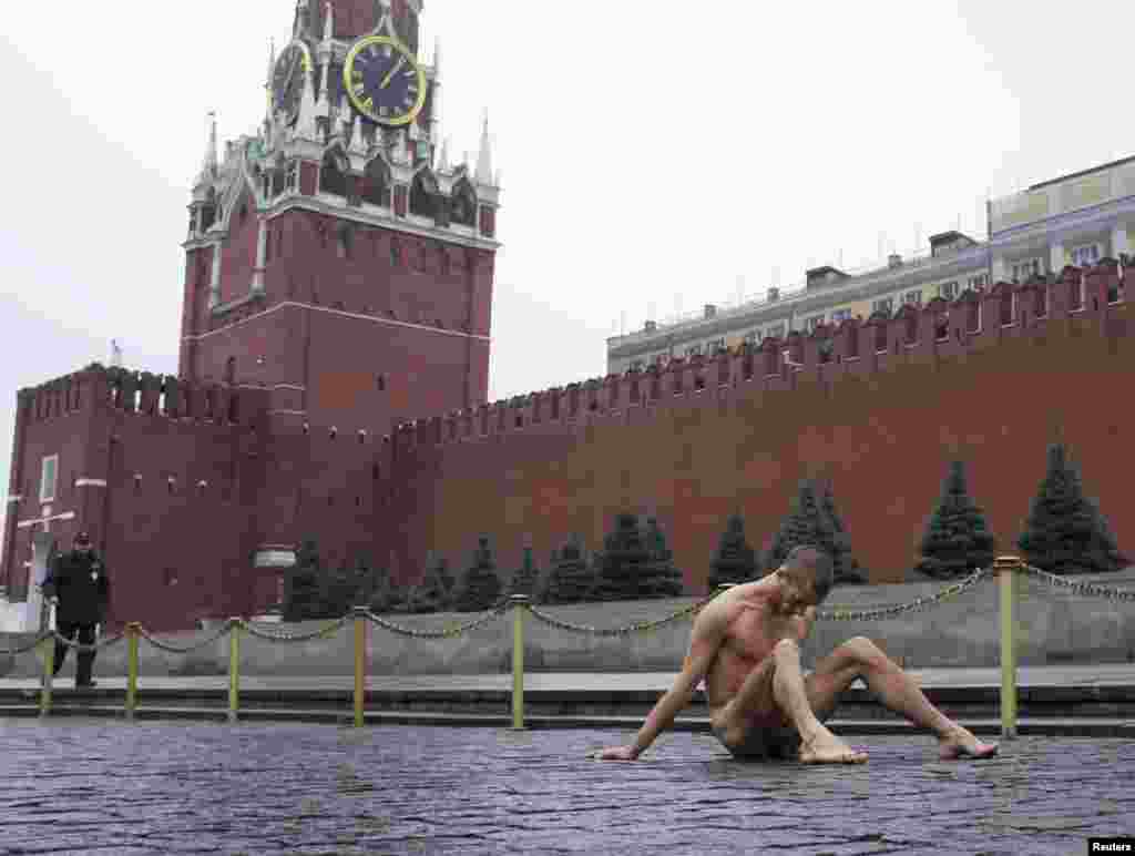 Художник заявил, что акция символизирует "апатию, политическую индифферентность и фатализм современного российского общества".