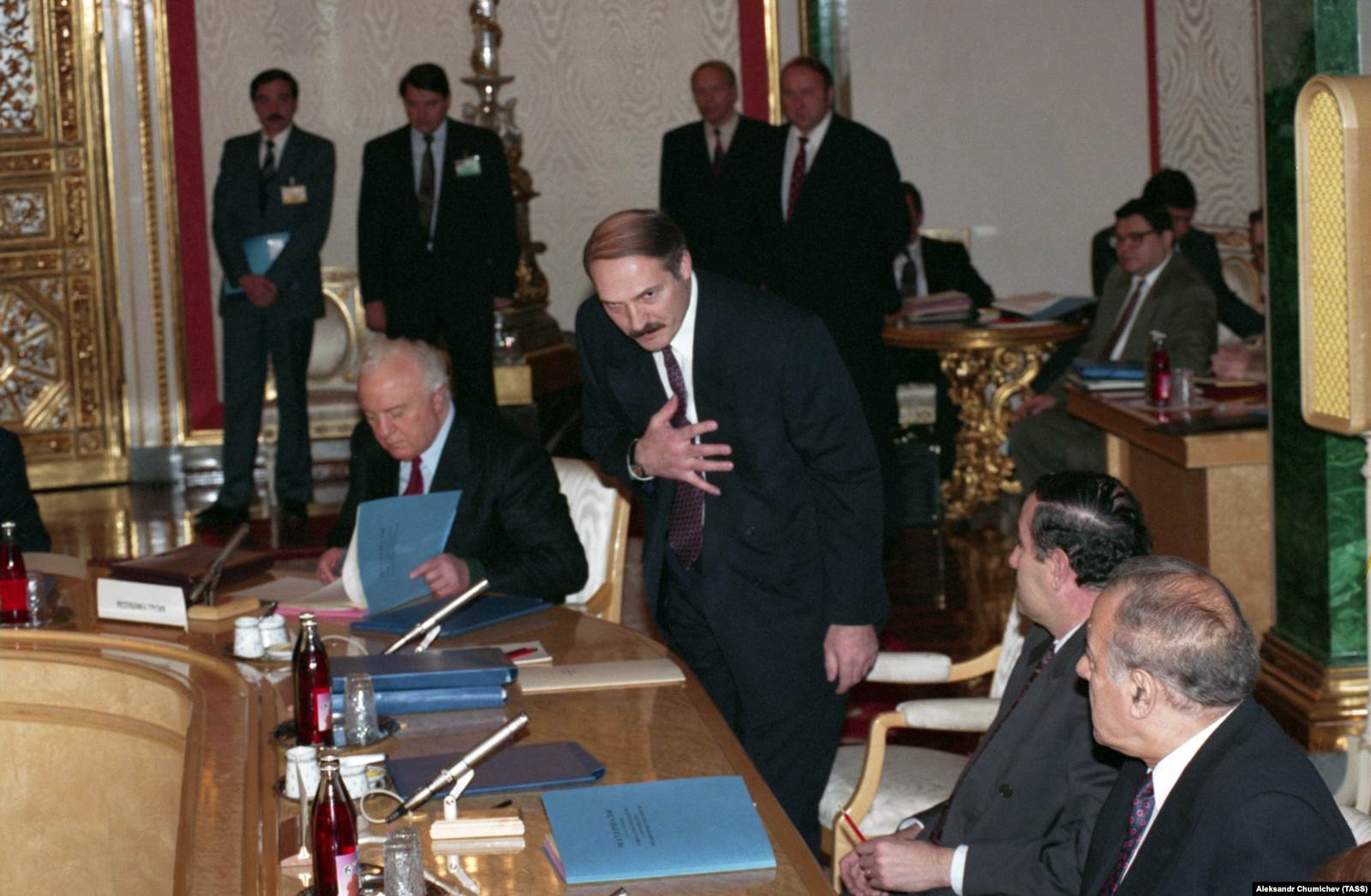  Aleksandar Lukašenko zahvaljuje se na čestitkama nakon što je izabran za predsednika, 21. oktobar 1994. 