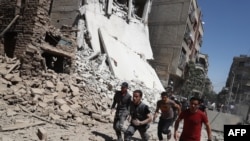 Люди біжать до сховища у сирійському місті Дума. 9 вересня 2016 року