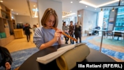 აქ თეომ სალამურზეც დაუკრა