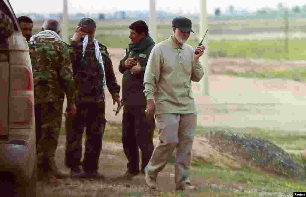 Несмотря на политическое противостояние, у США и Ирана в регионе был и есть один общий враг – террористическая группировка, так называемое "Исламское государство". На фотографии 2015 года Сулеймани командует операцией проиранской вооруженной группы в иракской провинции Салах-эд-Дин против бойцов ИГИЛ. 