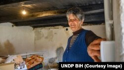 Smilja Skočo pali svijetlo u svojoj kući