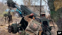 Pripadnici ruske vojske pucaju iz haubice na položaje ukrajinske vojske u Kurskoj oblasti, 29. novembar 2024.