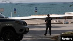 პოლიციელი დგას სადარაჯოზე, პლაჟის მახლობლად დაბომბვის შემდეგ. სევასტოპოლი. 2024 წლის 24 ივნისი