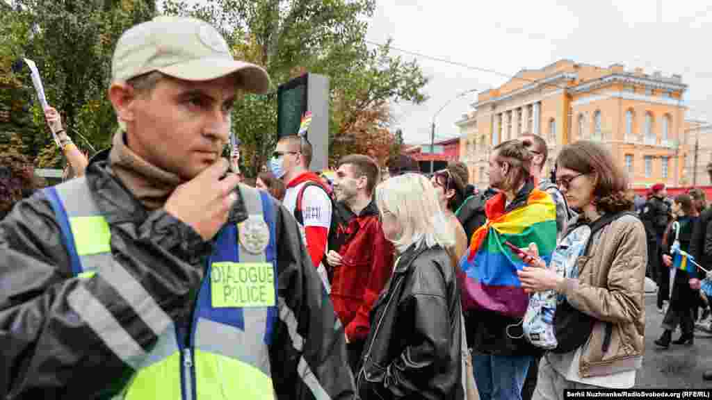 Полиция Киева сообщает, что Марш равенства в центре города 19 сентября состоялся без нарушений. «Полицейские усиленно обеспечивали правопорядок в центральной части города во время Марша равенства». К охране публичной безопасности и порядка привлекались сотрудники полиции, в том числе полиции диалога, кинологи и взрывотехники, сотрудники Национальной гвардии Украины и Государственной службы по чрезвычайным ситуациям. Мероприятия прошли без нарушений, пока все запланированные акции завершились», – говорится в сообщении