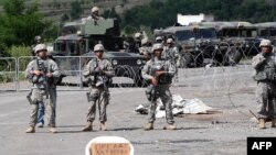 Солдати міжнародних сил KFOR на прикордонному пункті Яринє, 29 липня 2011 року