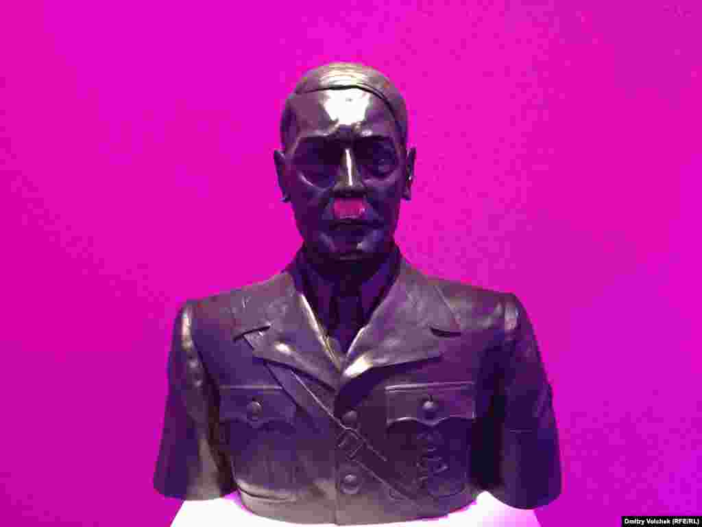 Самая хулиганская выставка – в павильоне Гватемалы, она называется «Сладкая смерть». Бюст Магды Геббельс, Берлускони со спущенными штанами в стеклянном гробу, а на них взирает Гитлер с розовыми усами