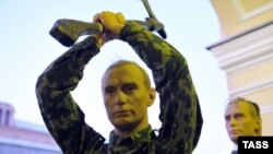 Восковые фигуры В.Путина и Д.Медведева в музее восковых фигур в Санкт-Петербурге